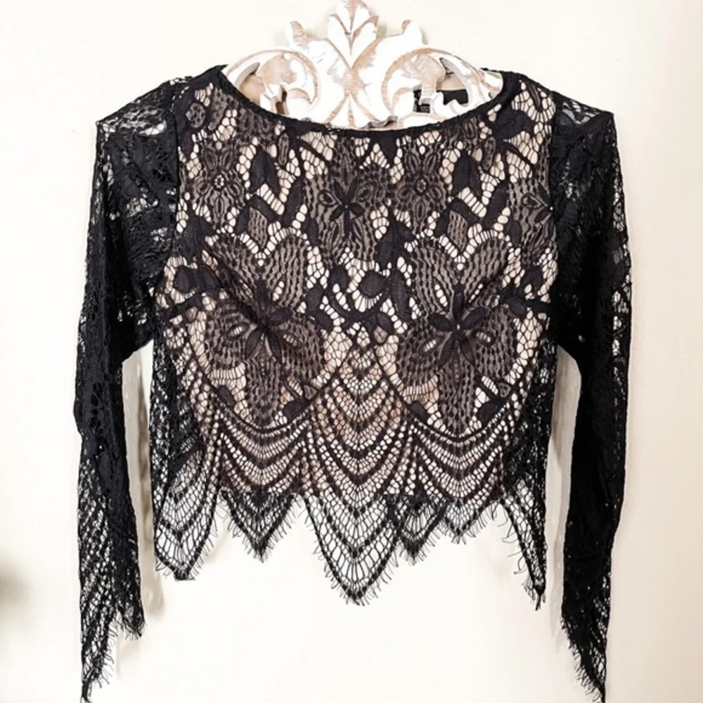 NWOT Guess Lace Cropped Top